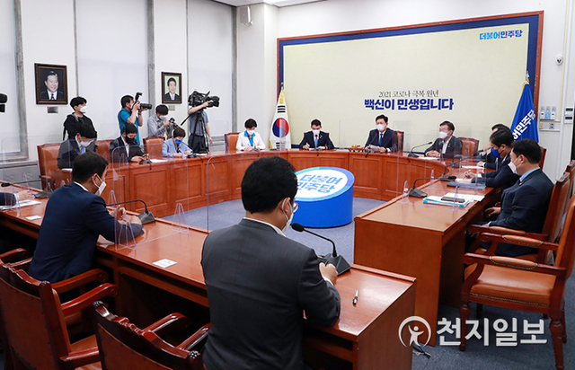 [천지일보=박준성 기자] 더불어민주당 송영길 대표가 18일 서울 여의도 국회에서 열린 최고위원회의를 주재하고 있다. (제공: 민주당) ⓒ천지일보 2021.6.18