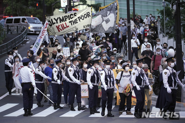 17일 일본 내 여론조사 결과 일본 국민의 압도적 다수가 코로나19 대유행 기간 동안 도쿄 올림픽을 개최하는 것에 회의적인 반면, 소수의 사람들만이 공개적으로 항의 시위를 벌이는 것으로 나타났다. 사진은 지난달 9일 도쿄 올림픽에 반대하는 사람들이 도쿄 국립경기장 주변에서 올림픽 반대 시위를 벌이는 모습. (출처: 뉴시스)