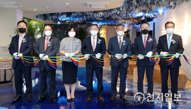 지난 18일 박성호 하나은행장(왼쪽 네 번째)이 유보영 하나은행 Club1한남PB센터 지점장(왼쪽 세 번째), 김창수 하나금융투자 Club1한남WM센터 지점장(왼쪽 다섯 번째) 등 내빈과 함께 ‘클럽원(Club1)’ 한남점 개점식에서 축하 테이프 커팅을 하고 있다. (제공: 하나금융그룹) ⓒ천지일보 2021.6.20
