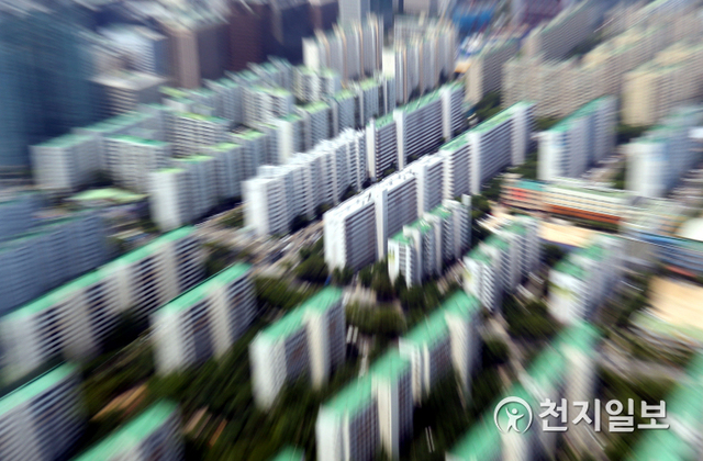 [천지일보=남승우 기자] 올해 서울의 노후 아파트값이 신축 아파트보다 2배 더 오른 것으로 나타났다. 9일 한국부동산원의 주간 아파트 가격동향조사 통계에 따르면 서울에서 준공 20년 초과 아파트 매매값은 올해 들어 지난주까지 누적 기준 2.4% 오른 것으로 집계됐다. 같은 기간 준공 5년 이하인 신축이 1.2% 오른 것과 비교하면 정확히 2배 높은 수치다. 서울 5개 권역별로 보면 20년 초과 아파트값은 동남권(강남·서초·송파·강동구)이 3.08%로 가장 많이 올랐고 동북권 2.35%, 서남권 2.07%, 서북권 1.63%, 도심권 1.21% 등의 순이었다. 사진은 이날 오후 서울 여의도 63스퀘어에서 바라본 아파트 단지의 모습. ⓒ천지일보 2021.6.9