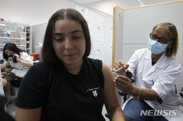 6일(현지시간) 이스라엘 중부도시 리손 레지온에서 청소년이 화이자 백신을 접종받고 있다. 이스라엘은 12일부터 15일까지 어린이들에게 백신을 접종하기로 했다. (출처: 뉴시스)