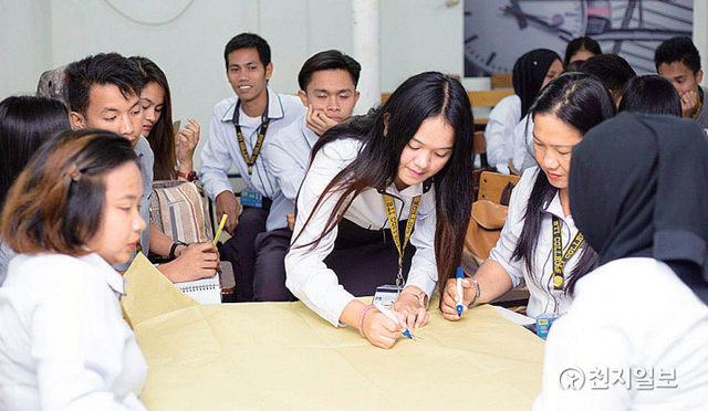 필리핀 대통령 직속 국가기관 고등교육위원회와의 MOA 이후 각급 학교 교육 현장에서 평화교육이 교과목에 접목돼 실행되고 있다. 민다나오 코타바토시 지역 한 학교에서 학생들이 평화교육의 일환으로 소그룹 모임을 하고 있다. (제공: HWPL) ⓒ천지일보 2021.6.21