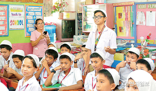 필리핀 대통령 직속 국가기관 고등교육위원회와의 MOA 이후 각급 학교 교육 현장에서 평화교육이 교과목에 접목돼 실행되고 있다. 민다나오 코타바토시 지역에서 한 학교에서 학생들이 평화교재로 진행하는 수업을 듣고 있다. (제공: HWPL)ⓒ천지일보 2021.6.21
