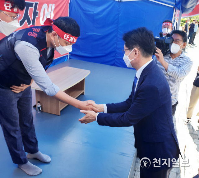 [천지일보=최혜인 기자] 김경수 경남도지사가 21일 오전 진주 경남혁신도시 소재 한국토지주택공사(LH) 본사를 찾아 천막농성에 들어간 노조와 인사하고 있다.김 지사는 이날 최근 정부에서 발표한 LH 인력 감축에 대한 상생안으로 수도권 공공기관 이전 정부 건의 등을 논의하고자 이전공공기관장 간담회에 참석했다. ⓒ천지일보 2021.6.21