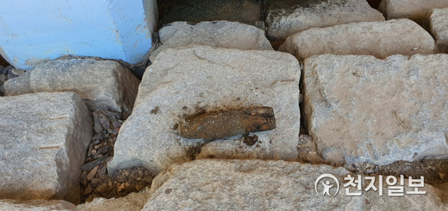 21일 오전 11시 47분께 동래역 온천천 인근의 포탄 추정물체가 발견된 현장. (제공: 부산경찰청) ⓒ천지일보 2021.6.21