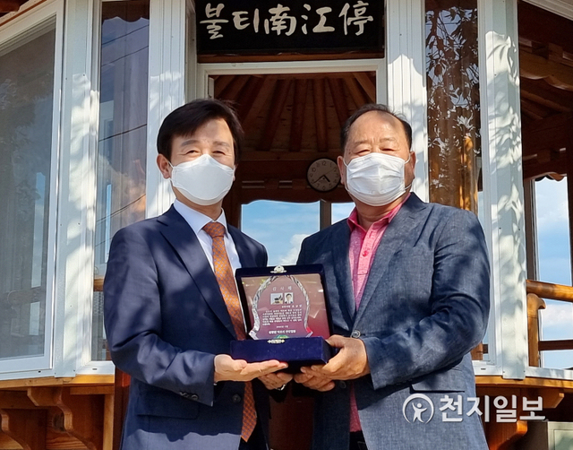 [천지일보 진주=최혜인 기자] 조규일 진주시장(왼쪽)이 21일 집현면 덕오리 평촌마을 주민들로부터 감사패를 받고 있다.2019년 집현 덕오구간 자전거도로가 조성되기 전까지 보행자나 자전거 이용들이 사고 위험이 큰 고개를 지나야 했으나, 남강변에 자전거도로를 비롯한 쉼터 등이 조성되면서 이같은 불편함이 해소됐다.이날 조규일 시장은 “마을의 숙원이 해결되고 살기 좋은 마을로 변모하고 있어 매우 기쁘다”며 “생활 속에서 농촌의 정취를 마음껏 느낄 수 있는 자전거 길을 지속 조성해 건강한 녹색도시를 만들어나가겠다”고 전했다. (사진 제공: 진주시) ⓒ천지일보 2021.6.21