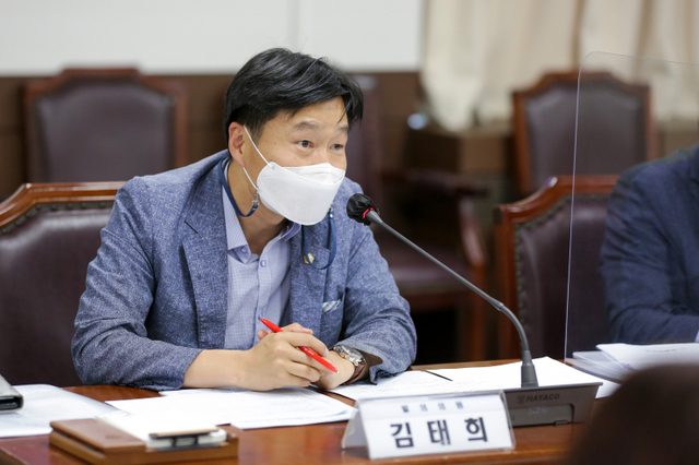 김태희 의원이 지난 14일 이 규칙안에 대한 동료 의원의 질의에 답변하고 있는 모습. ⓒ천지일보 2021.6.22