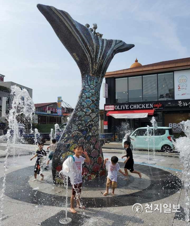 전북 부안군 부안읍 물의 거리 바닥분수에서 아이들이 물놀이하며 더위를 식히고 있다. (제공: 부안군) ⓒ천지일보 2021.6.22