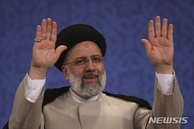 세예드 에브라힘 라이시 이란 대통령 당선인이 21일(현지시간) 테헤란에서 내외신 기자회견을 연 가운데 인사를 하고 있다. 오는 8월에 취임하는 라이시 당선인은 사법수장 시절 반체제 정치범 수천명을 처형한 데 가담했다는 혐의를 받고 있다. (출처: 뉴시스)