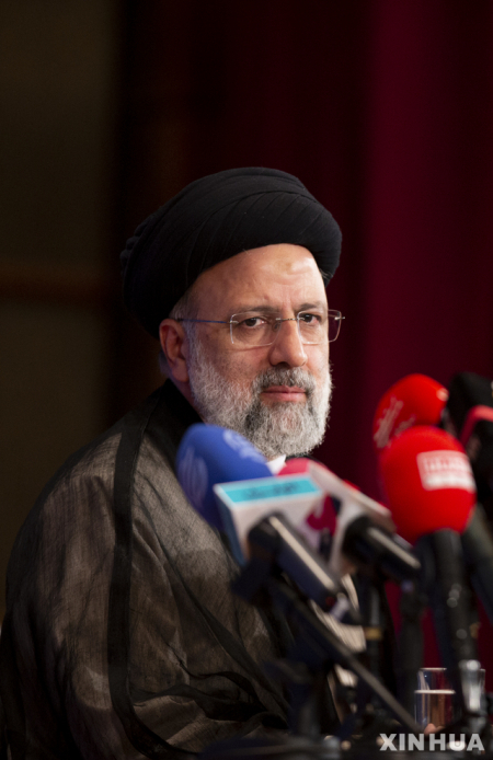 세예드 에브라힘 라이시 이란 대통령 당선인이 21일(현지시간) 테헤란에서 내외신 기자회견을 연 가운데 질문을 듣고 있다. 오는 8월에 취임하는 라이시 당선인은 사법수장 시절 반체제 정치범 수천명을 처형한 데 가담했다는 혐의를 받고 있다. (출처: 뉴시스)