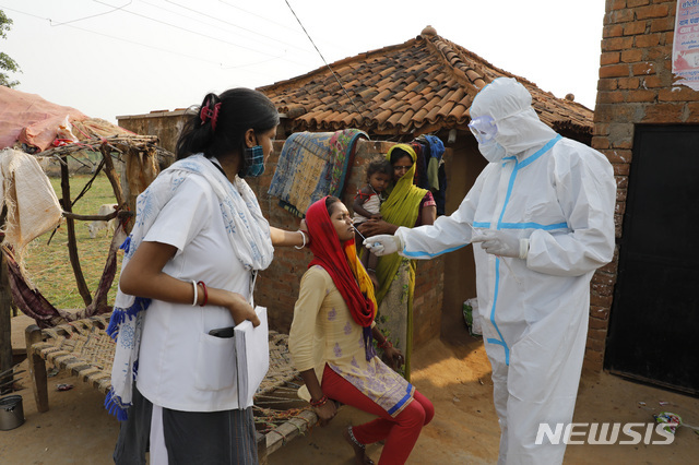지난 8일 인도 우타르프라데시주 한 마을에서 한 여성이 코로나19 검사를 받고 있다. 인도에서 발견된 델타 변이가 전 세계적으로 지배적인 코로나19 변이가 되고 있다. (출처: 뉴시스)