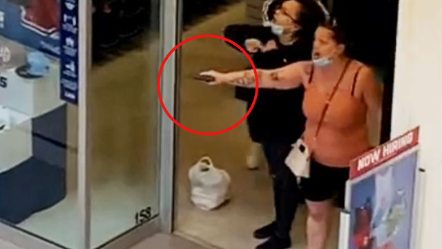백인 엄마가 흑인 모녀와 말싸움 중 권총을 꺼내 들었다. (출처: 뉴시스)