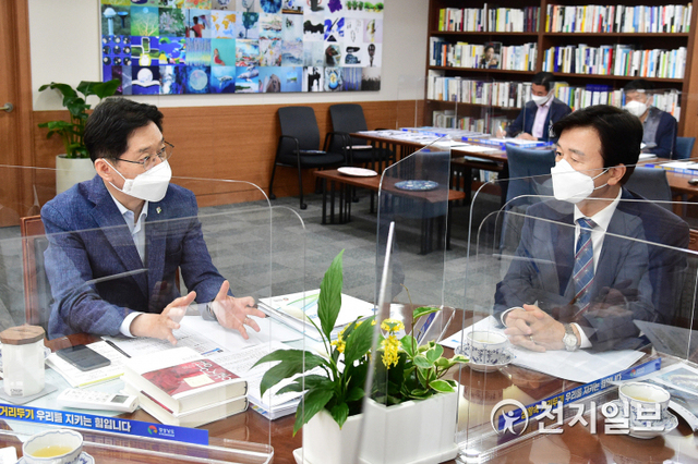조규일 진주시장(오른쪽)이 22일 경남도청을 찾아 김경수 도지사와 LH, 이건희 미술관 등 긴급현안에 대해 논의하고 있다. (제공: 진주시) ⓒ천지일보 2021.6.22