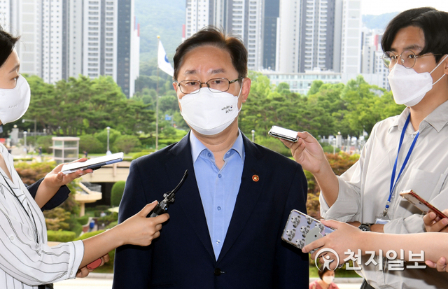 [천지일보=남승우 기자] 박범계 법무부 장관이 23일 오전 경기 과천시 정부과천청사에 출근하던 중 취재진의 질문에 답하고 있다.한편 박 장관이 ‘역대 최대 규모’ 검찰인사를 예고한 가운데 이날 검찰인사위원회가 열린다. 법무부에 따르면 법무부는 이날 오후 2시 인사위를 열고 검찰 고검검사급(차장, 부장검사 등 중간간부) 인사를 논의한다. 인사위는 위원장 1명을 포함해 검사 3명과 판사 2명, 변호사 2명, 법학교수 2명과 외부인사 2명 등 총 11명으로 구성된다. 검사 몫 3명으로는 박성진 대검 차장검사와 구자현 검찰국장 등이 참여한다. ⓒ천지일보 2021.6.23