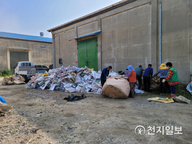 선장면 새마을남·녀협의회 회원들이 21일 폐비닐·농약병, 비료포대 등을 수거하고 정리하고 있다. (제공: 아산시) ⓒ천지일보 2021.6.23