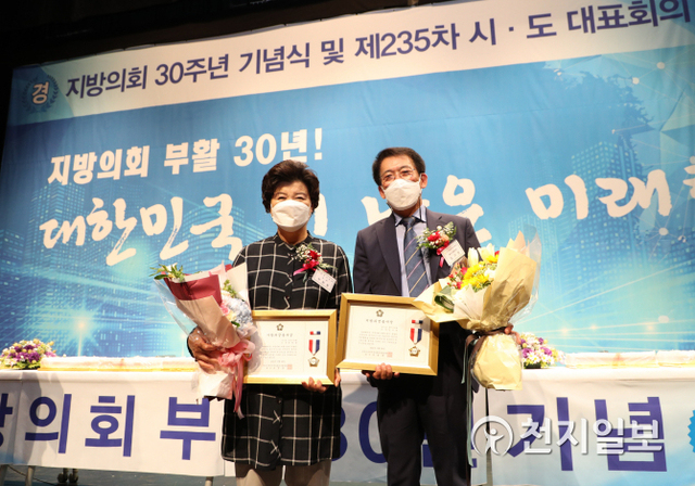 김기준 용인시의회 의장(오른쪽)과 박원동 의원(왼쪽)이 지난 22일 지방의정봉사상을 수상하고 기념촬영을 하고 있다. (제공: 용인시의회) ⓒ천지일보 2021.6.23