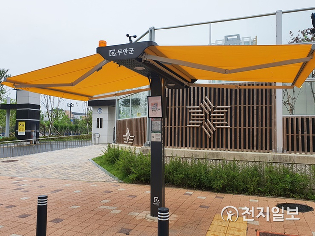오룡신도시 행복초등학교 근처에 설치한 스마트그늘막. (제공: 무안군) ⓒ천지일보 2021.6.23