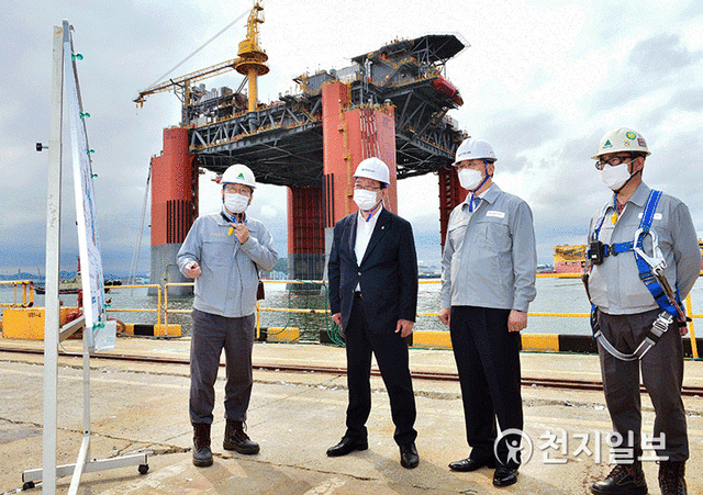 송철호 울산시장이 23일 현대중공업 해양플랜트 사업장을 방문해 ‘원유생산설비’를 시찰한 가운데 관련 상황을 전달받고 있다. (제공: 울산시) ⓒ천지일보 2021.6.23