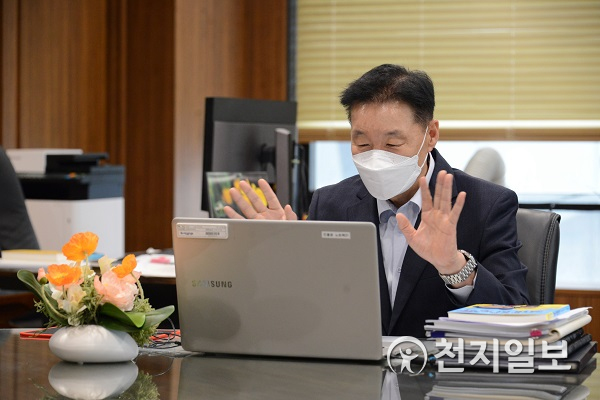 23일 ‘2021년 서민금융진흥원 온라인 취업캠프’에서 이계문 서민금융진흥원장이 온라인 화상 시스템 통해 참여 교육생을 격려하고 있다. (제공: 서민금융진흥원) ⓒ천지일보 2021.6.23