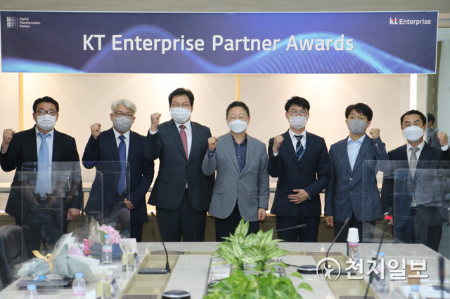 우수 파트너로 선정된 회사의 관계자들과 신수정 KT Enterprise부문장(왼쪽에서 세 번째)이 기념사진을 촬영하고 있다. (제공: KT) ⓒ천지일보 2021.6.24