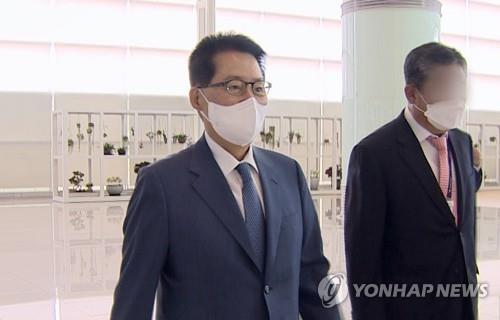 박지원 국가정보원장이 11일 한미일 정보기관장 회의에 참석하기 위해 인천공항을 통해 일본으로 출국하고 있다. (출처: 연합뉴스)