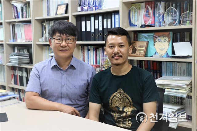 박재영 교수(왼쪽)와 푸카르 박사. (제공: 광운대학교) ⓒ천지일보 2021.6.24