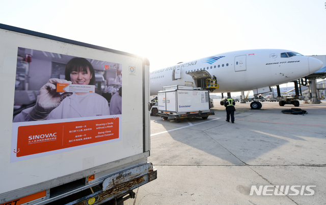 작년 12월 6일 중국 베이징 국제공항에서 중국 기업 시노백이 개발한 코로나19 백신이 쌓여 있다. 100만회분 이상의 백신이 담긴 이 컨테이너는 인도네시아에 공급됐다. (출처: 뉴시스)