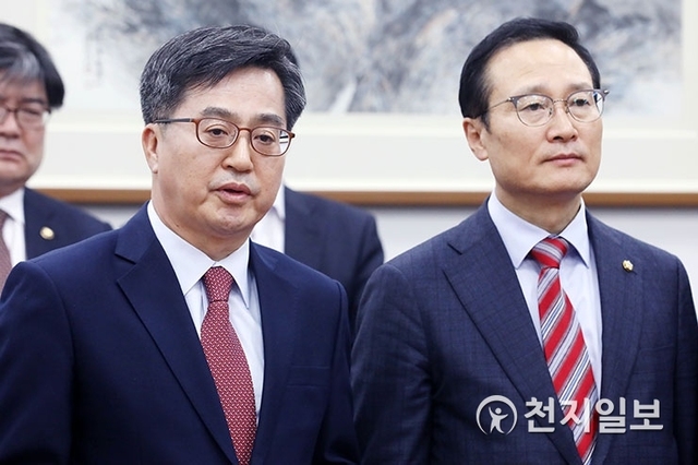 [천지일보=남승우 기자] 김동연 경제부총리 겸 기획재정부 장관이 6일 오후 서울 여의도 국회에서 2019년도 예산안 합의 결과를 발표하고 있다. ⓒ천지일보 2018.12.6