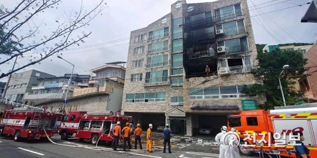 24일 오후 2시 30분께 발생한 부산 사하구 소재 5층 빌라 화재현장. (제공: 부산경찰청)  ⓒ천지일보 2021.6.24