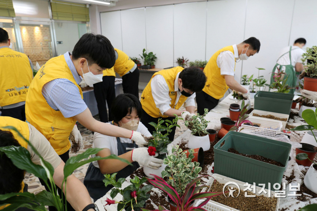 [천지일보 진주=최혜인 기자] 23일 진주시 수곡면 장애인직업재활시설 ‘사랑그림숲’에서 박진우 동반성장처장, 사랑그림숲 원장, 동반성장처 나눔봉사단이 참석한 가운데 ‘KOEN 온화(溫花) 그린돌봄’ 사회공헌활동이 열리고 있다.그린돌봄은 코로나19 장기화에 따른 우울감으로 고통받는 이들에게 원예식물을 활용해 정서적 안정을 주는 ‘심리방역’ 프로그램으로, 한국남동발전의 코로나 극복활동인 ‘KOEN 백신 프로젝트’ 일환으로 추진하는 활동이다.이날 남동발전은 코로나에 취약한 노인·장애인·보건의료진들에게 공기정화 반려식물을, 장애인을 대상으로 꽃심기, 꽃차체험 등의 다양한 원예체험활동을, ‘플로리스트’를 꿈꾸는 2명의 장애인에게 일자리를 지원했다. (사진 제공: 한국남동발전) ⓒ천지일보 2021.6.24
