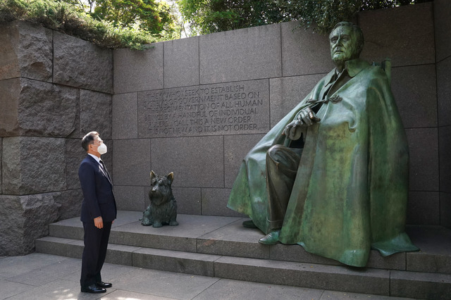 문재인 대통령이 20일 오전(현지시간) 워싱턴D.C. 인근 루스벨트 대통령 기념관을 시찰하고 있다. (출처: 뉴시스)