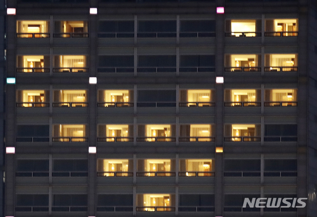24일 오후 서울시내 호텔에 하트 모양으로 불이 켜져있다. (출처: 뉴시스)