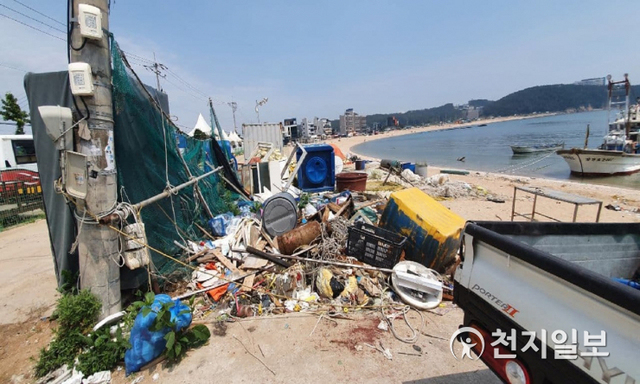 [천지일보 인천=김미정 기자] 인천시 중구 왕산해수욕장에 쌓여있는 쓰레기. ⓒ천지일보 2021.6.24