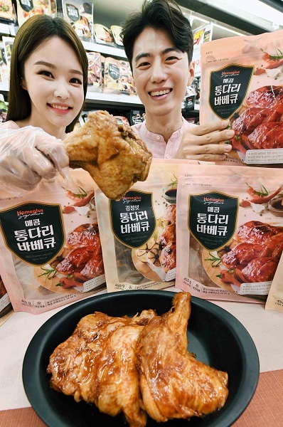 모델들이 25일 서울 등촌동 홈플러스 강서점에서 ‘홈플러스 시그니처 통다리 바베큐’ 2종을 선보이고 있다. (제공: 홈플러스)