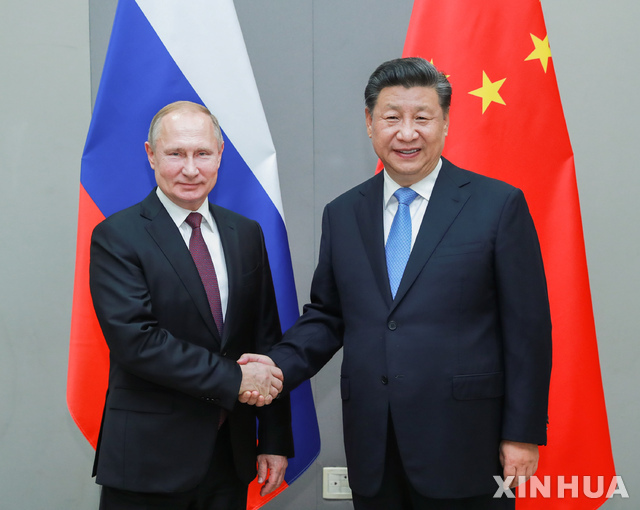 시진핑 중국 국가주석(오른쪽)과 블라디미르 푸틴 러시아 대통령이 2019년 11월 13일(현지시간) 정상회담에 들어가기 전 취재진을 위해 악수를 나누는 포즈를 취하고 있다. (출처: 뉴시스)
