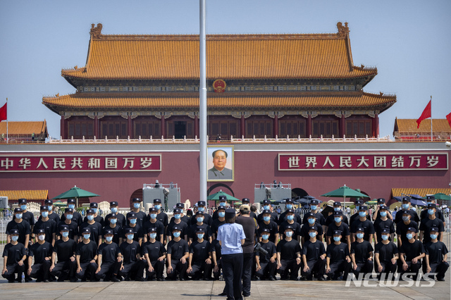 22일 중국 베이징의 톈안먼 광장에서 중국 경찰이 단체 사진을 찍고 있다. 톈안먼 광장이 7월 1일 중국 공산당 창당 100주년 기념행사에 대비해 23일부터 일반인 출입을 통제한다고 시 관계자가 밝혔다. (출처: 뉴시스)