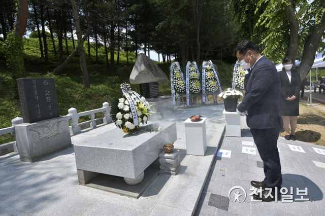 장수군이 25일 6.25 한국전쟁 제71주년을 맞아 기념식을 가진 가운데 장영수 장수군수가 추모하고 있다. (제공: 장수군) ⓒ천지일보 2021.6.25