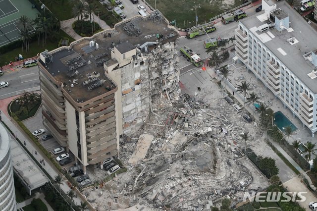 24일(현지시간) 붕괴사고가 발생한 미국 플로리다주 마이애미데이드카운티 서프사이드에 있는 12층 콘도형 아파트. 이번 사고로 최소 한명이 사망했고, 51명의 거주민의 소재가 파악되지 않고 있다. (출처: 뉴시스)