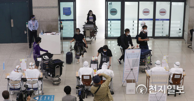 [천지일보=남승우 기자] 인도의 신종 코로나바이러스 감염증(코로나19) 확진자가 폭발적으로 증가하고 있는 가운데 4일 오전 인천국제공항 제1여객터미널 입국장에서 인도 교민들이 검역 서류를 제출하고 있다. ⓒ천지일보 2021.5.4