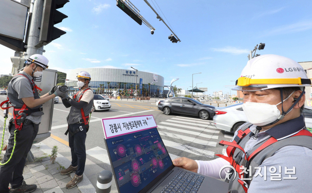 강릉역 앞에서 LG유플러스 직원들이 스마트횡단보도 서비스에 필요한 카메라를 설치하고 있다. (제공: LG유플러스) ⓒ천지일보 2021.6.26