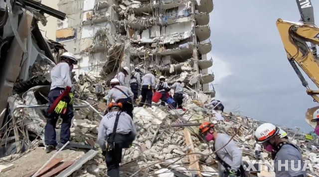 25일(현지시간) 미국 마이애미데이드 소방서가 공개한 영상에서 플로리다주 마이애미데이드 카운티에서 구조대원들이 최초 생존자를 구조하는 모습이 담겨있다. 24일 새벽 12층짜리 주거용 건물이 붕괴돼 실종자 수가 159명으로 늘어난 가운데 최소 4명이 숨진 것으로 확인됐다. (출처: 뉴시스)