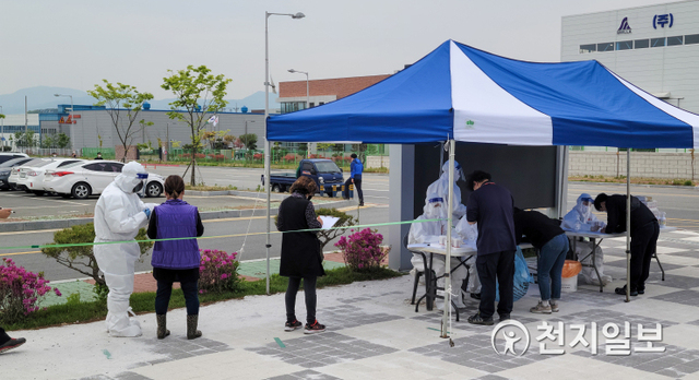 [천지일보 천안=박주환 기자] 충남 천안시 동남구 5산단 내 한 기업체에서 코로나19 집단감염이 발생함에 따라 방역당국이 지난 27일 현장에 임시선별진료소를 설치하고 근로자 전수검사를 진행하고 있다. ⓒ천지일보 2021.4.28