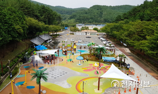 올해 ‘진양호 르네상스 프로젝트’ 1단계 사업으로 조성된 꿈키움동산 물놀이터 전경. (제공: 진주시) ⓒ천지일보 2020.10.23