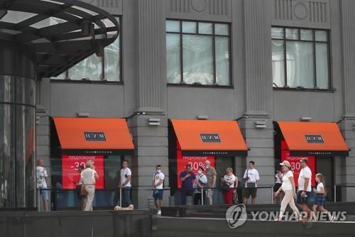 백신 접종을 위해 백화점에 설치된 접종소 앞에서 대기 중인 모스크바 시민 (출처: 연합뉴스)