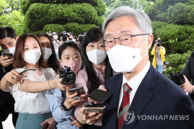 (서울=연합뉴스) 최재형 감사원장(맨 오른쪽)이 28일 오전 서울 종로구 감사원으로 출근하며 사퇴 등 거취와 관련해 입장을 밝힌 뒤 취재진의 질문을 받고 있다. 2021.6.28