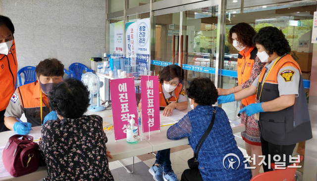 정선군자원봉사센터 자원봉사자들이 정선군 코로나 백신 예방접종센터 현장에서 봉사활동을 하고 있다. (제공: 정선군청) ⓒ천지일보 2021.6.28