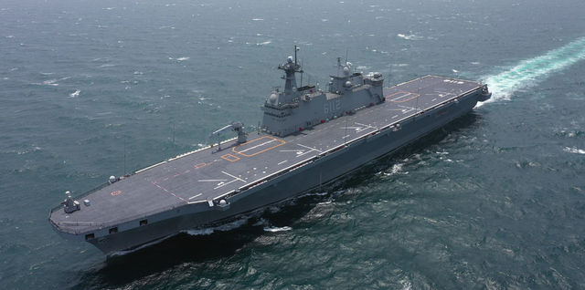 [서울=뉴시스] 해군의 두 번째 대형수송함인 마라도함(LPH, 14,500톤급) 취역식이 28일 오전 경남 진해 군항에서 열린다. 사진은 마라도함이 항해하는 모습. (사진=해군 제공) 2021.06.28.