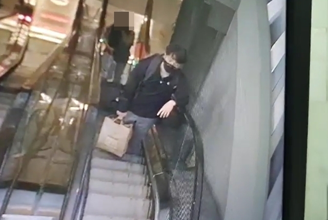 김휘성군이 에스컬레이터를 올라가는 모습이 찍힌 폐쇄회로(CC)TV 영상 장면. (출처: 뉴시스)