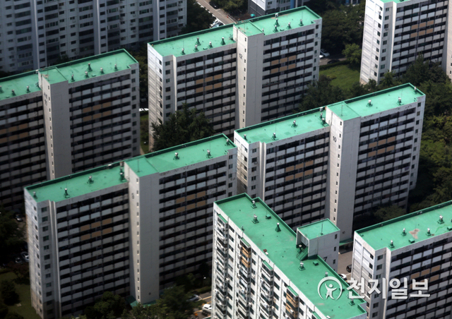 [천지일보=남승우 기자] 올해 서울의 노후 아파트값이 신축 아파트보다 2배 더 오른 것으로 나타났다. 9일 한국부동산원의 주간 아파트 가격동향조사 통계에 따르면 서울에서 준공 20년 초과 아파트 매매값은 올해 들어 지난주까지 누적 기준 2.4% 오른 것으로 집계됐다. 같은 기간 준공 5년 이하인 신축이 1.2% 오른 것과 비교하면 정확히 2배 높은 수치다. 서울 5개 권역별로 보면 20년 초과 아파트값은 동남권(강남·서초·송파·강동구)이 3.08%로 가장 많이 올랐고 동북권 2.35%, 서남권 2.07%, 서북권 1.63%, 도심권 1.21% 등의 순이었다. 사진은 이날 오후 서울 여의도 63스퀘어에서 바라본 아파트 단지의 모습. ⓒ천지일보 2021.6.9