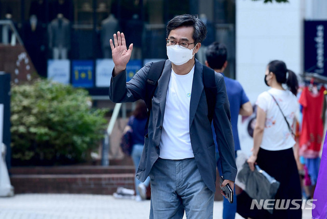 김동연 전 부총리가 20일 서울 중구 명동성당 내 무료급식소 명동밥집에서 노숙인 무료급식봉사를 하기위해 경내로 들어서고 있다. (출처: 뉴시스)